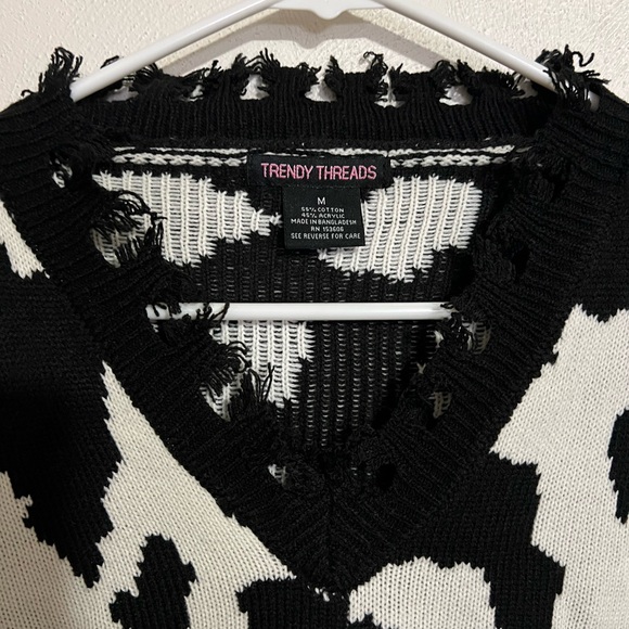 TRENDY THREADS‎ Cropped Cow Print Sweater with Fringe Hems Black White Wms Sz M - Picture 4 of 6